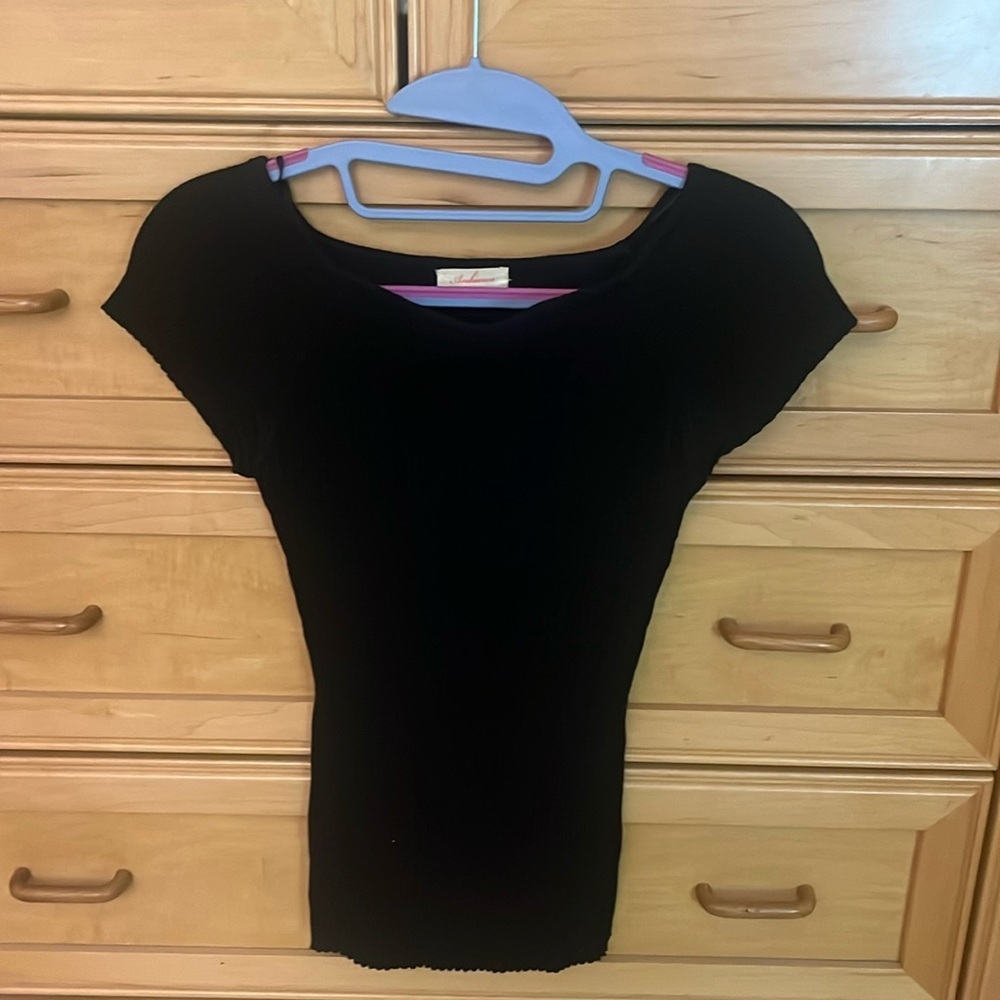 Black ribbed material cap sleeve top